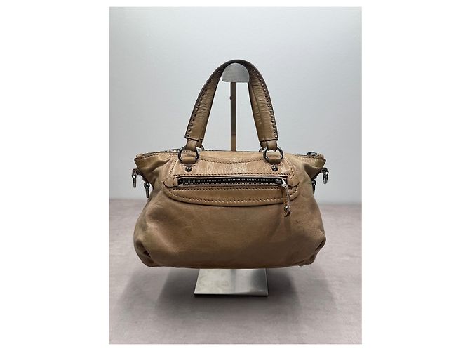 Miu Miu borsa a mano in pelle beige con ciondolo a cuore - vista 10