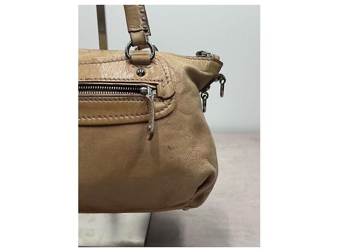 Miu Miu borsa a mano in pelle beige con ciondolo a cuore - vista 11