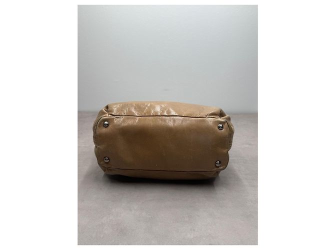 Miu Miu borsa a mano in pelle beige con ciondolo a cuore - vista 12