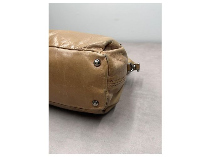 Miu Miu borsa a mano in pelle beige con ciondolo a cuore - vista 13
