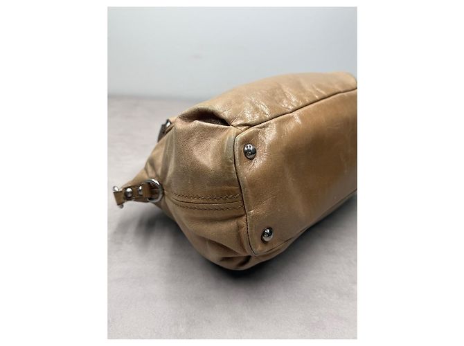 Miu Miu borsa a mano in pelle beige con ciondolo a cuore - vista 14