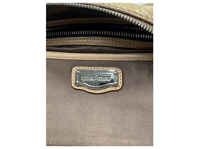 Miu Miu borsa a mano in pelle beige con ciondolo a cuore - vista 15