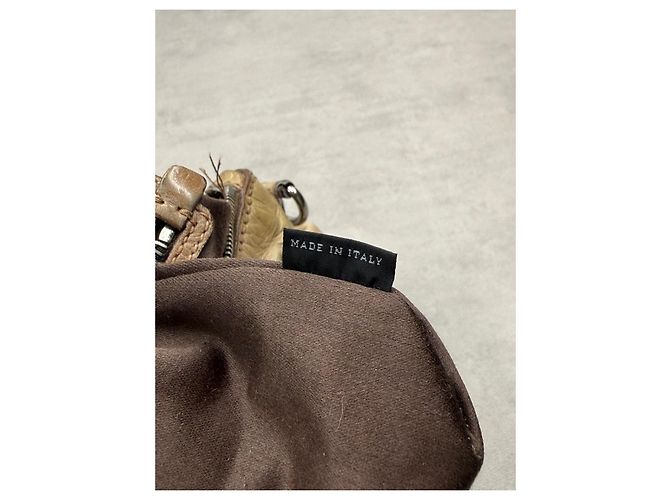Miu Miu borsa a mano in pelle beige con ciondolo a cuore - vista 16