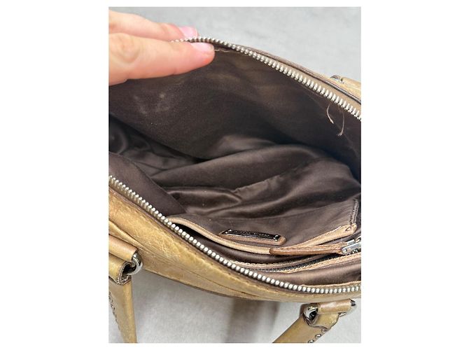 Miu Miu borsa a mano in pelle beige con ciondolo a cuore - vista 18