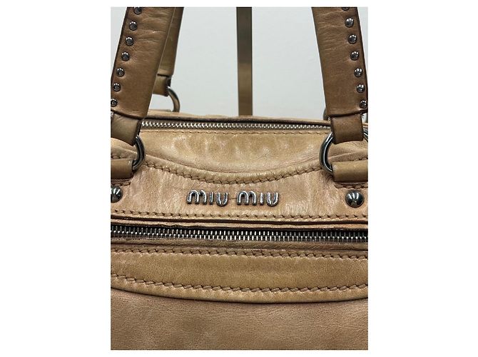 Miu Miu borsa a mano in pelle beige con ciondolo a cuore - vista 2