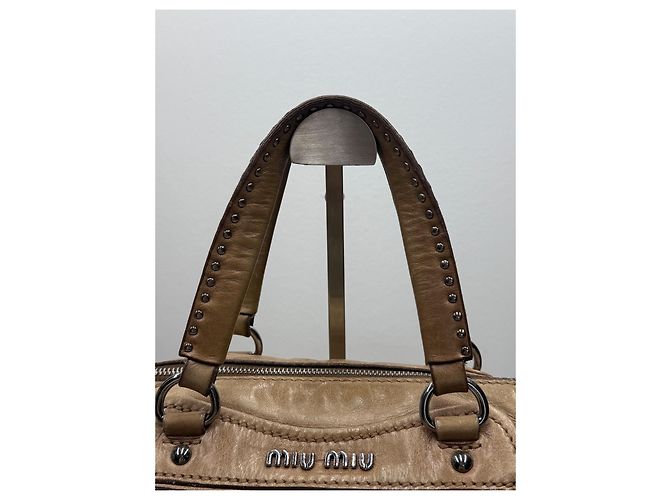 Miu Miu borsa a mano in pelle beige con ciondolo a cuore - vista 3