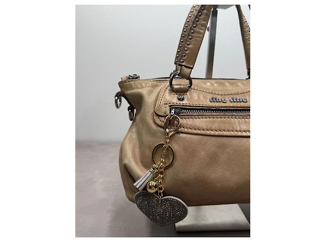 Miu Miu borsa a mano in pelle beige con ciondolo a cuore - vista 4