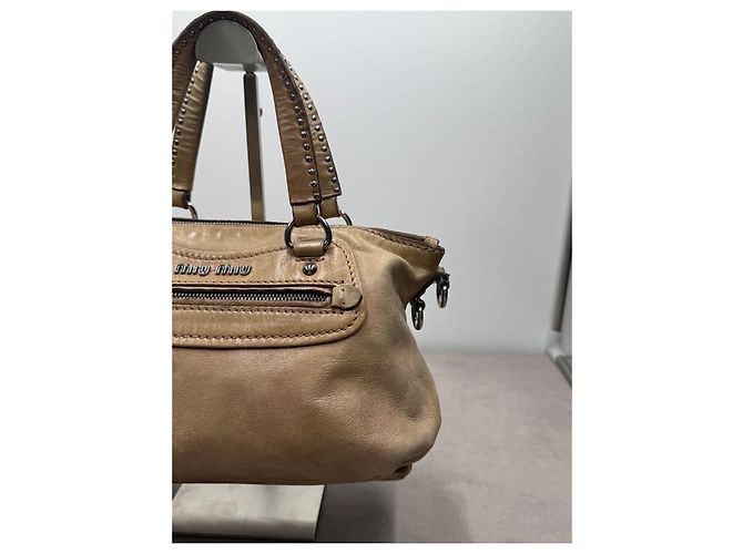 Miu Miu borsa a mano in pelle beige con ciondolo a cuore - vista 5