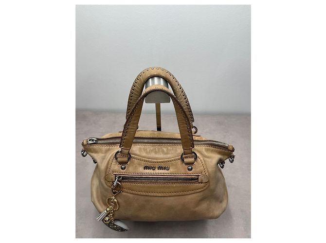 Miu Miu borsa a mano in pelle beige con ciondolo a cuore - vista 7