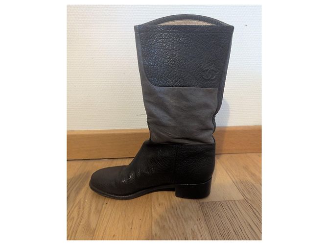 Botas Chanel de cuero negro y gris - vista 2