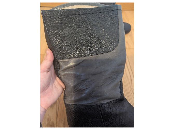 Botas Chanel de cuero negro y gris - vista 6
