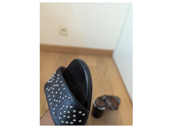 Sandali Givenchy neri in pelle con tacco a blocco e borchie - vista 7
