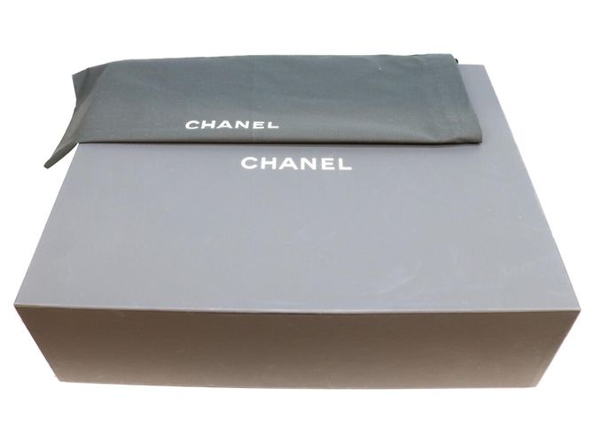 Borsa a tracolla Chanel Coco Small Flap in pelle caviar bianca stile preppy - vista 10
