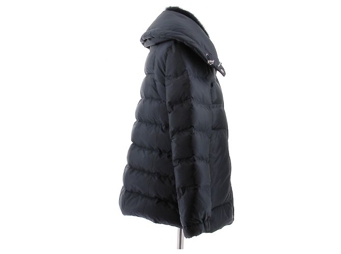 Prada Marineblauer Daunenmantel mit Pelzkragen - Ansicht 3