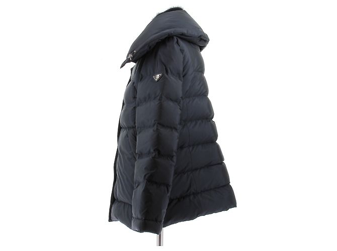 Prada Marineblauer Daunenmantel mit Pelzkragen - Ansicht 4