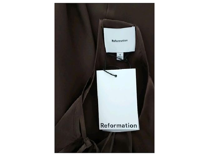 Reformation Braunes Seidenkleid mit V Ausschnitt - Ansicht 7