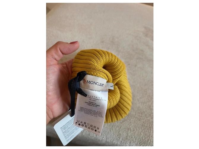 Berretto Moncler in Lana Giallo Senape con Pompon - vista 4