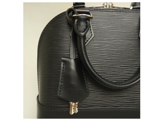 Borsa Louis Vuitton Epi Alma BB - vista 12