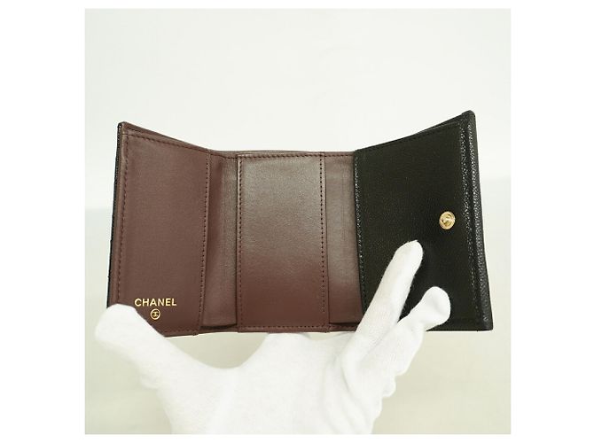 Cartera tri-fold Chanel Matelassé en piel de becerro granulada negra - vista 3