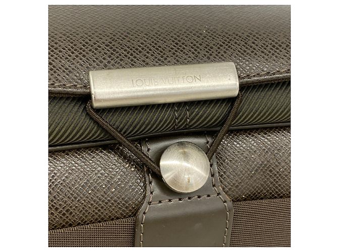 Borsa a tracolla Louis Vuitton Taiga Victor - vista 10