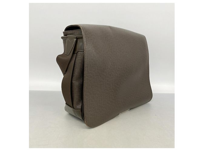 Borsa a tracolla Louis Vuitton Taiga Victor - vista 2