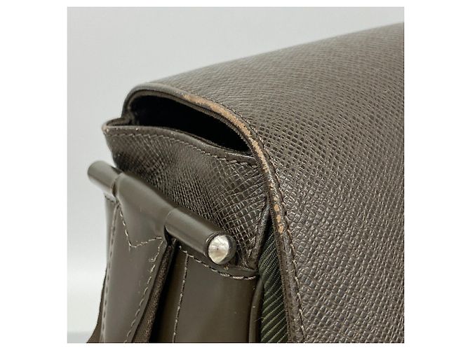 Borsa a tracolla Louis Vuitton Taiga Victor - vista 7