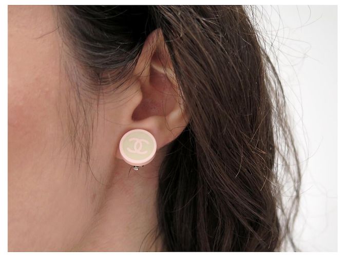 ORECCHINI CHANEL ROTONDI LOGO CC 2005 RESINA ROSA ROUND EARRINGS - vista 9