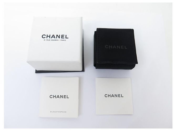 NUOVI ORECCHINI CHANEL LOGO CC STRASS 2020 IN METALLO DORATO - vista 10