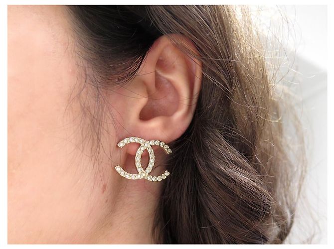 NUOVI ORECCHINI CHANEL LOGO CC STRASS 2020 IN METALLO DORATO - vista 9