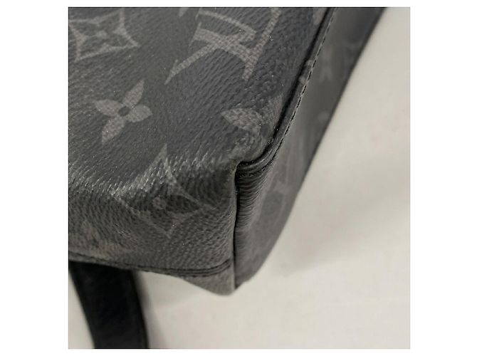 Sac Louis Vuitton Monogram Eclipse Explorer - vue 11