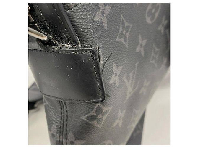 Sac Louis Vuitton Monogram Eclipse Explorer - vue 9