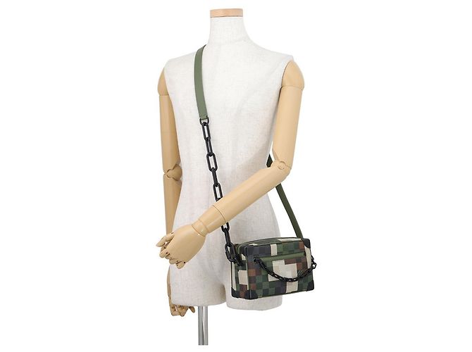 Borsa a tracolla Louis Vuitton Damouflage Mini Soft Trunk - vista 4
