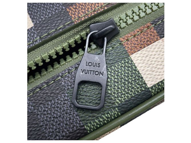 Borsa a tracolla Louis Vuitton Damouflage Mini Soft Trunk - vista 8