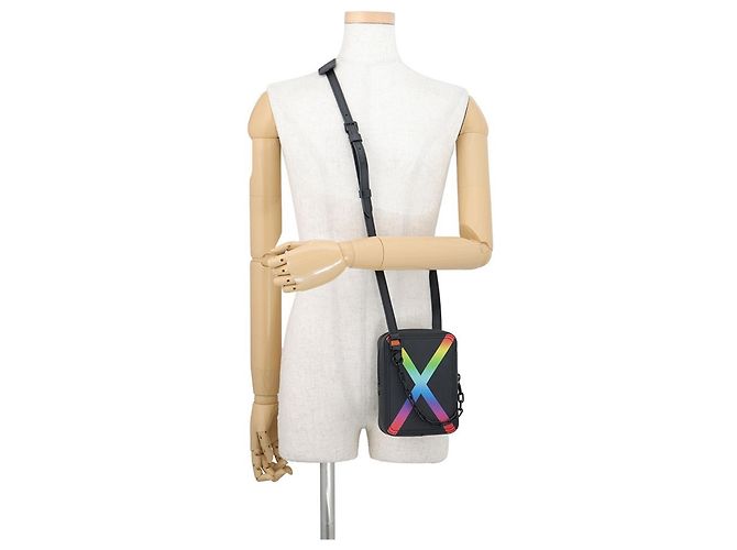 Borsa a tracolla Louis Vuitton Taiga Danube - vista 4