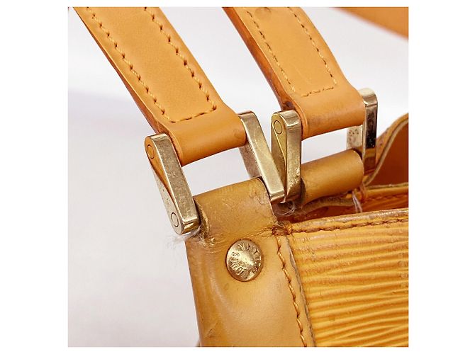 Borsa a tracolla Louis Vuitton Epi Mandala MM - vista 9