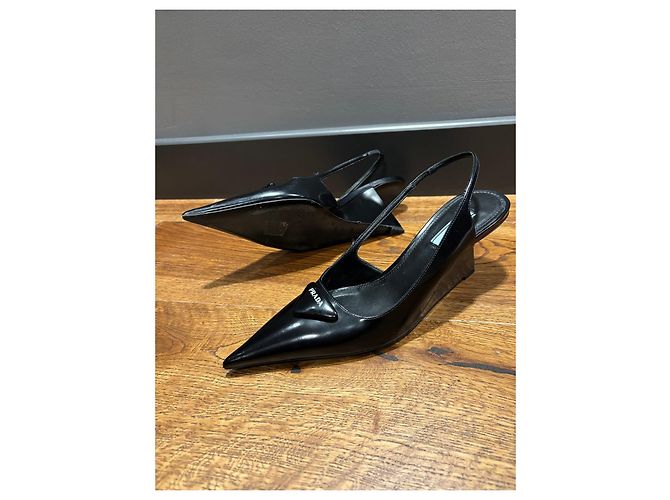 Prada Slingback Keilabsatz-Pumps aus schwarzem Lackleder - Ansicht 10