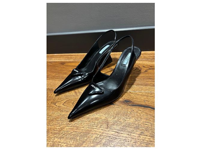 Prada Slingback Keilabsatz-Pumps aus schwarzem Lackleder - Ansicht 2