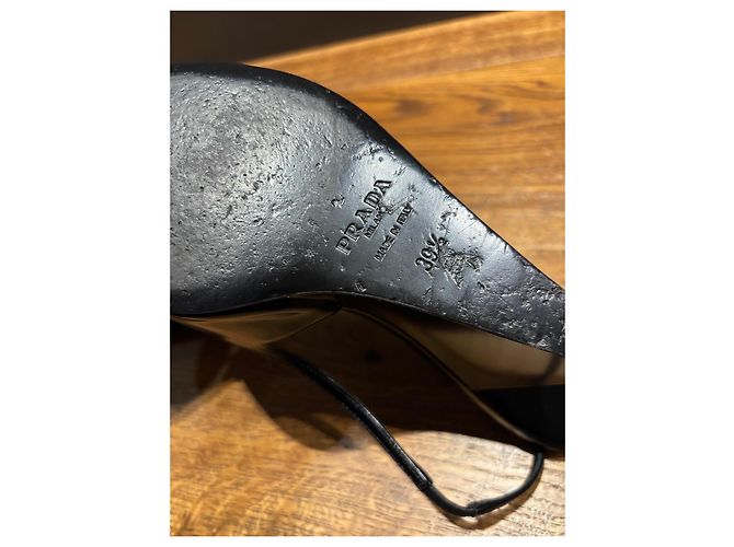 Prada Slingback Keilabsatz-Pumps aus schwarzem Lackleder - Ansicht 3