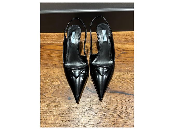 Prada Slingback Keilabsatz-Pumps aus schwarzem Lackleder - Ansicht 4