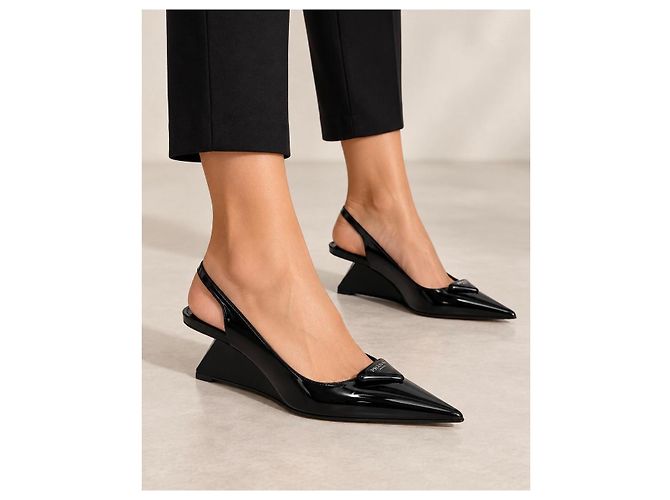 Prada Slingback Keilabsatz-Pumps aus schwarzem Lackleder - Ansicht 7