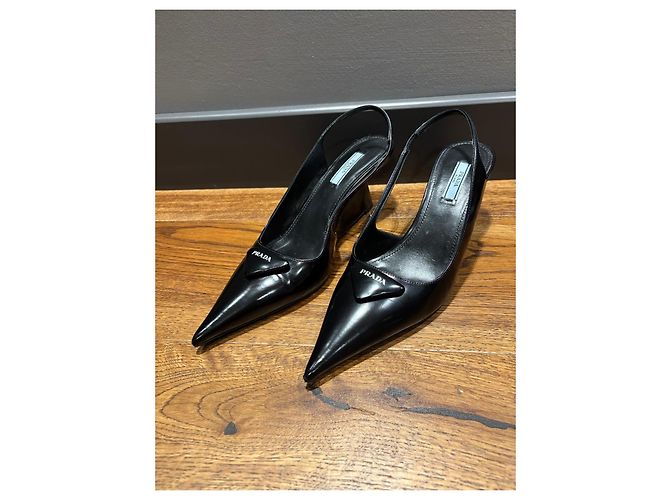Prada Slingback Keilabsatz-Pumps aus schwarzem Lackleder - Ansicht 9