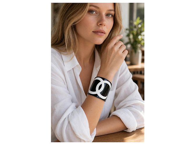 Chanel 2004 CC Bracciale Rigido in Resina Nero e Bianco - vista 2