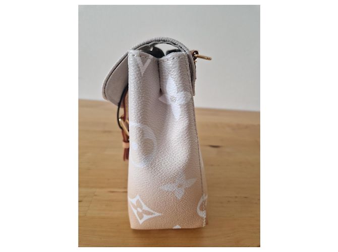 Louis Vuitton Monogram Tiny Rucksack giant By The Pool, cor Brume (gradiente rosa/bege) M45764 - vista 12