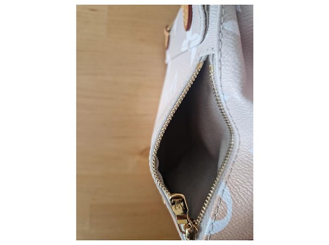 Louis Vuitton Monogram Tiny Rucksack giant By The Pool, cor Brume (gradiente rosa/bege) M45764 - vista 8
