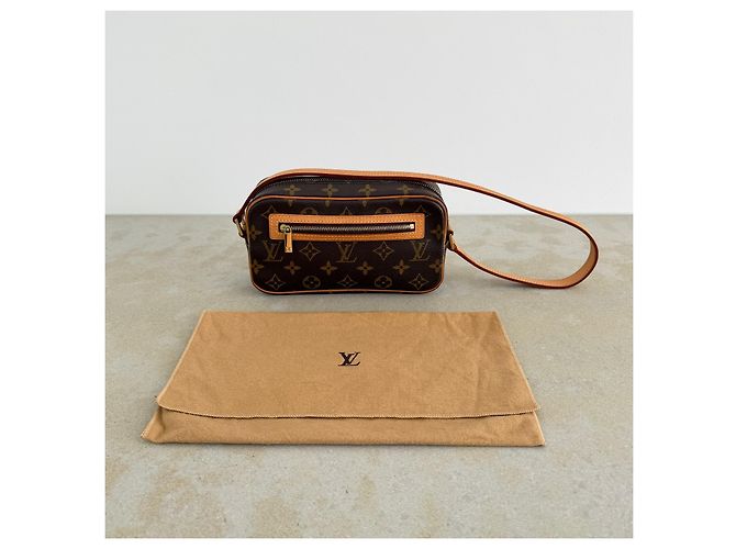 Louis Vuitton Monogram Pochette Cité - vista 3