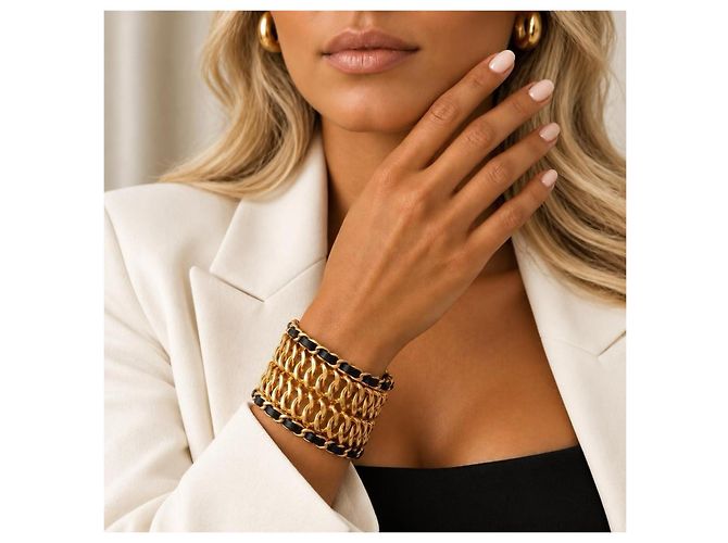 Bracciale cuff Chanel in pelle nera e placcato oro 24K - vista 3