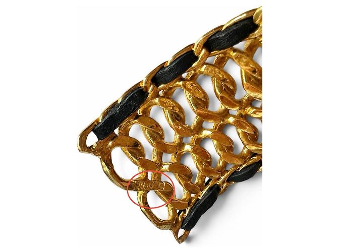 Bracciale cuff Chanel in pelle nera e placcato oro 24K - vista 4