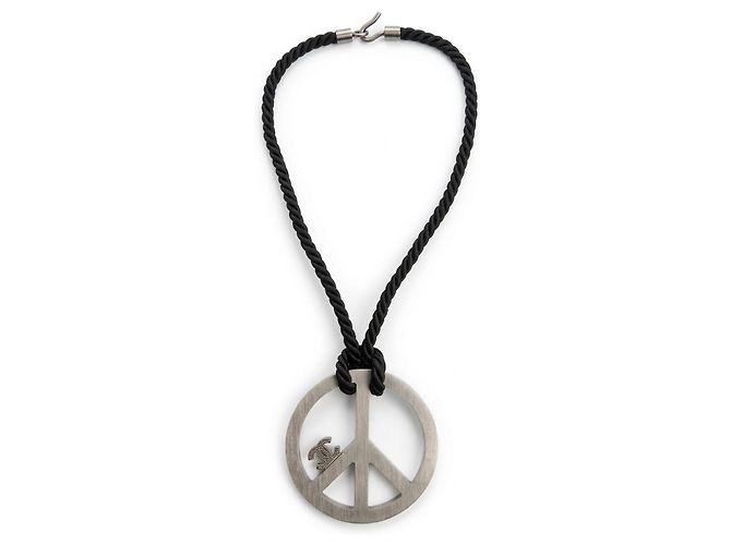 Collana Pendente Chanel 08P Simbolo della Pace e CC - vista 4