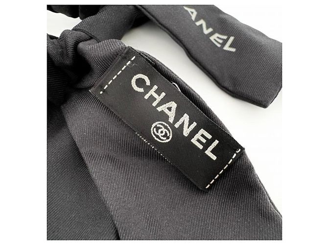 Scrunchie Chanel in nastro di seta con logo - vista 3
