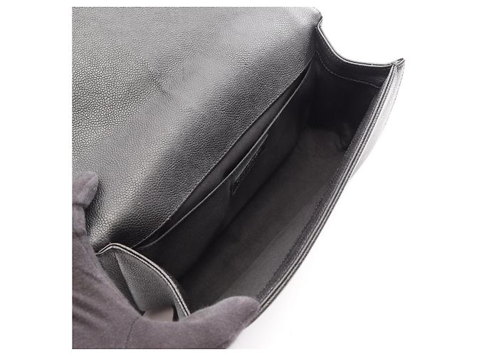 Borsa a tracolla Chanel Boy in pelle di vitello grana grossa nera - vista 3